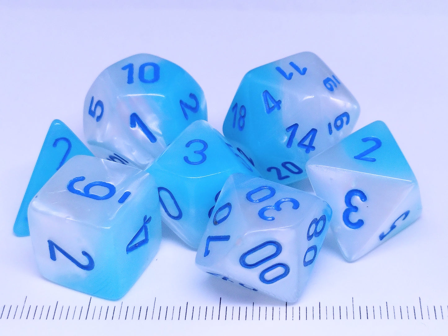 Set 7 polydice, Gemini Pearl Turq.-White w/blue