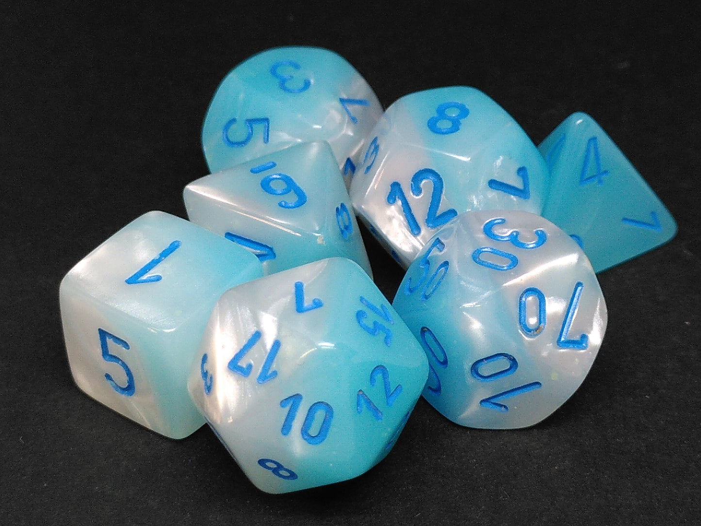 Set 7 polydice, Gemini Pearl Turq.-White w/blue