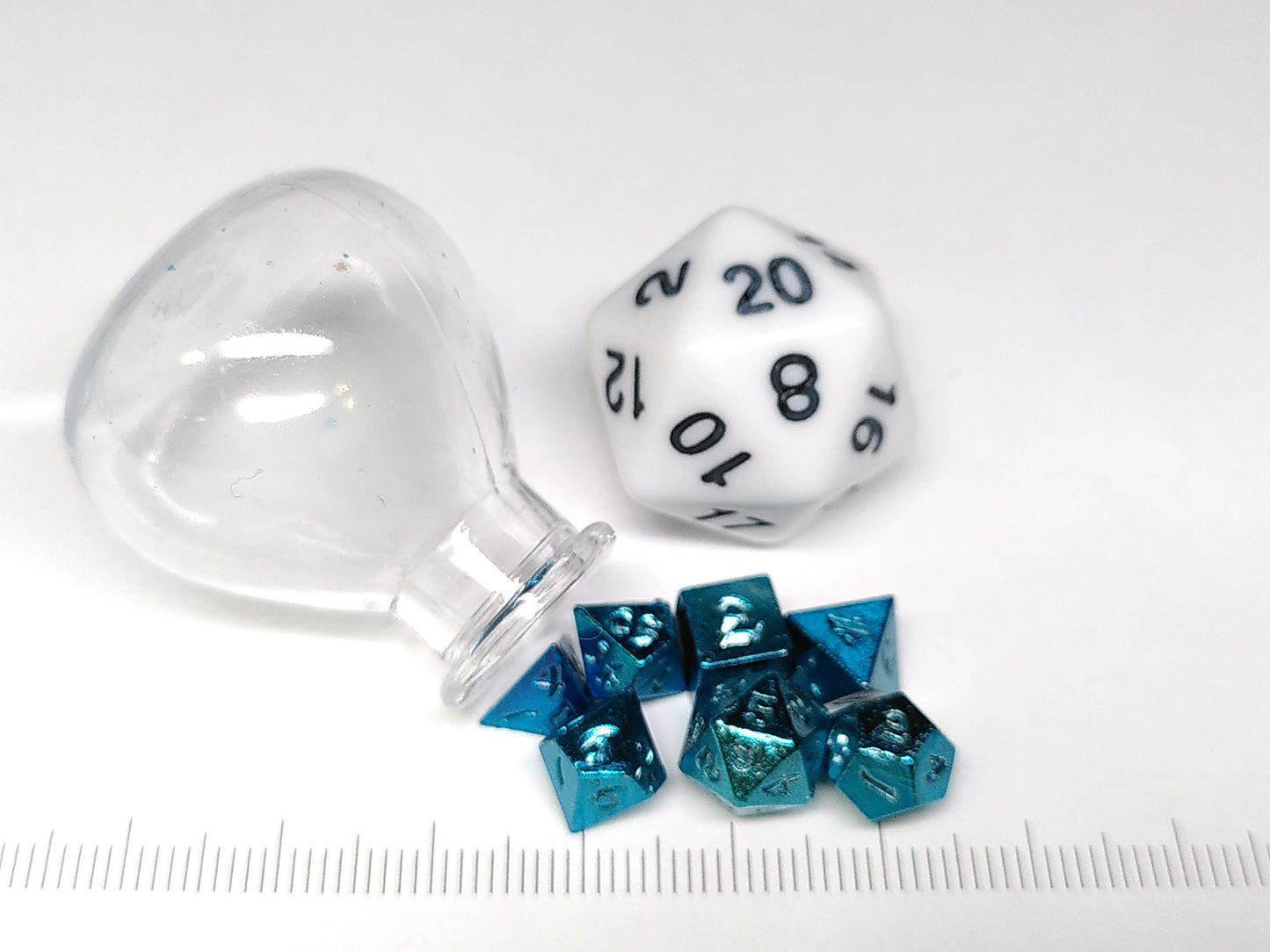 Unseelie mini RPG dice set - metaal in kunststof flesje