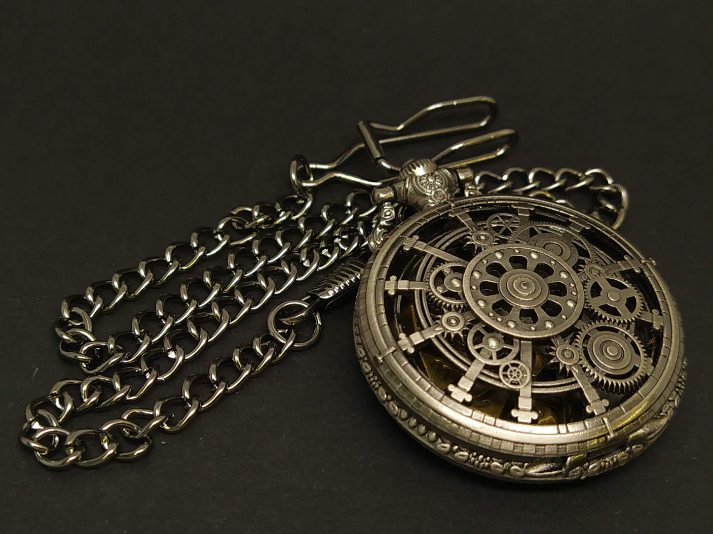 Clockwork Medallion, with mini metal dice