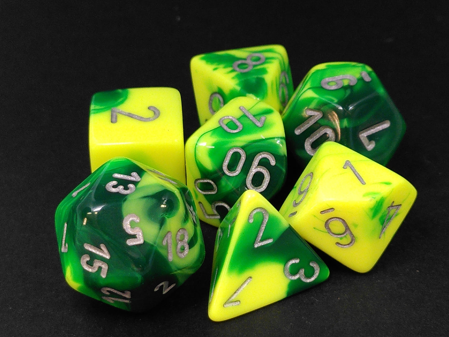 Set 7 polydice, Gemini green-yellow w/silver