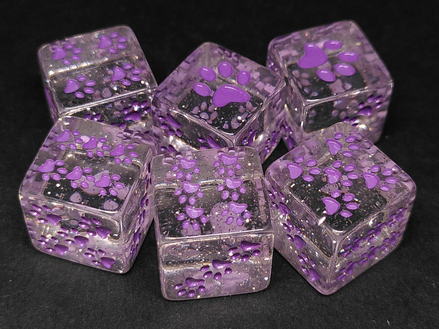Set of 6 6-sided, 16mm transparent glitter with purple cat paws