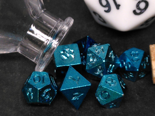 Unseelie mini RPG dice set - metaal in kunststof flesje