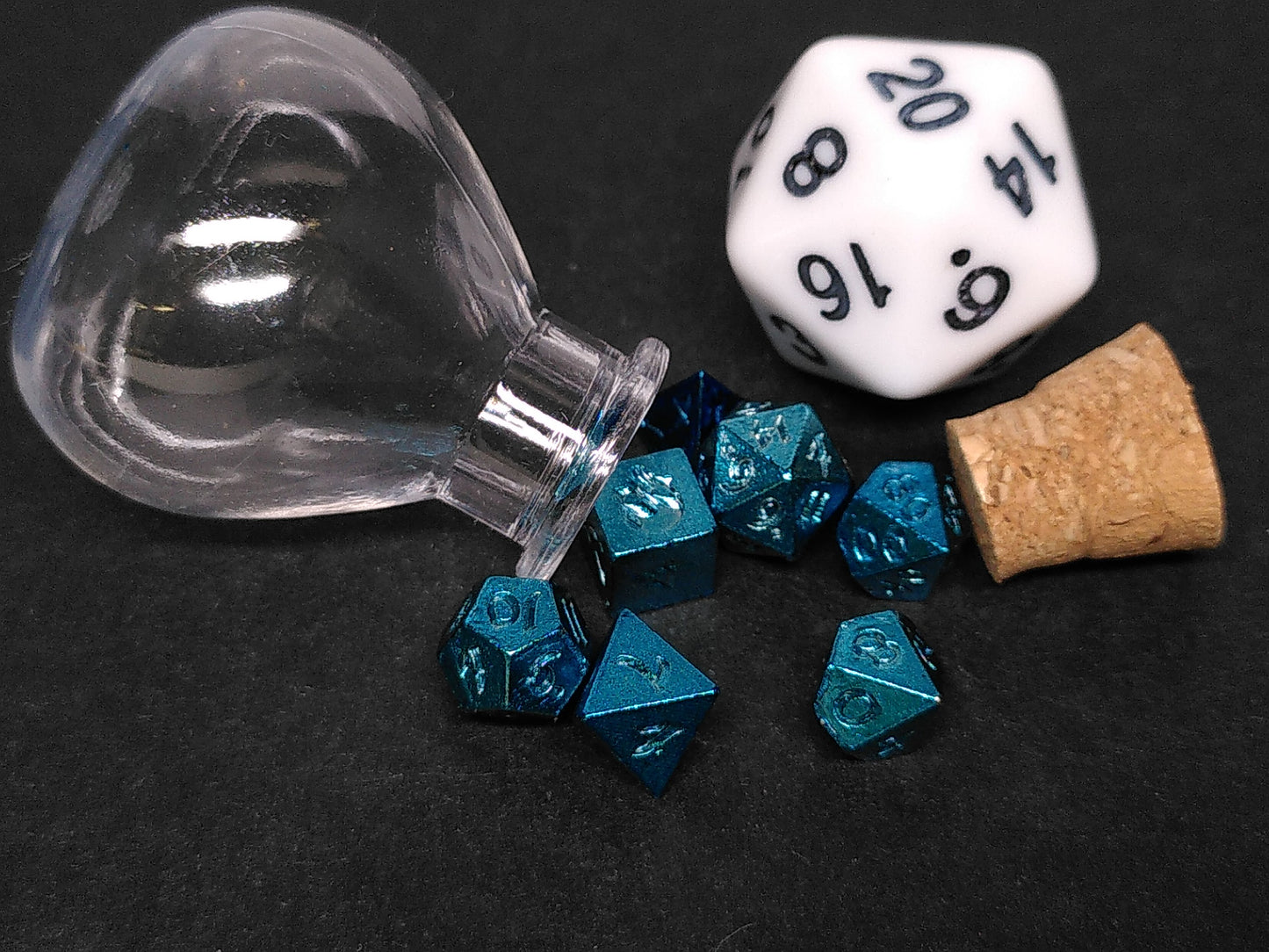 Unseelie mini RPG dice set - metaal in kunststof flesje