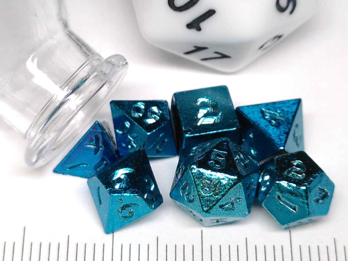 Unseelie mini RPG dice set - metaal in kunststof flesje