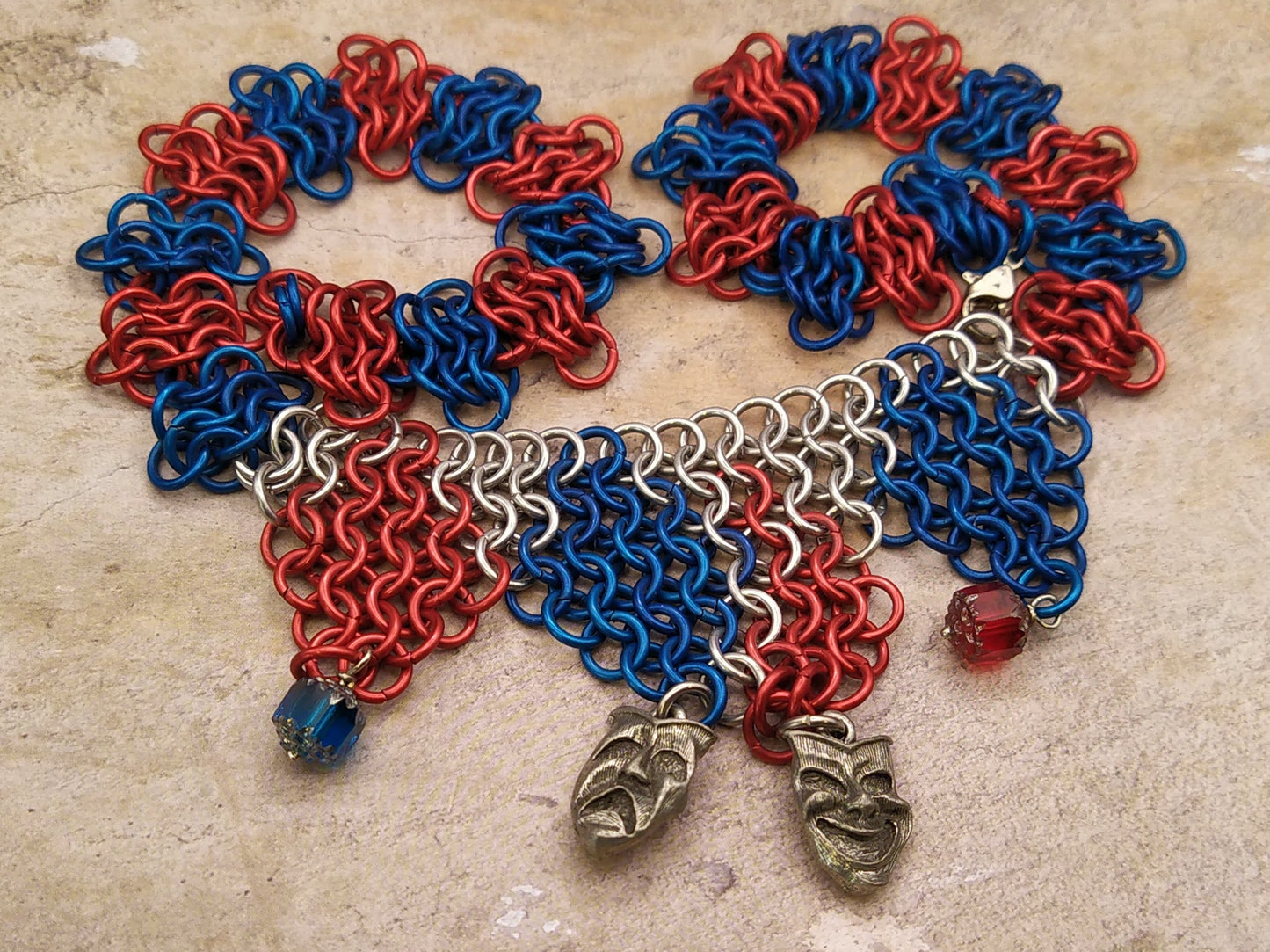 A court of Jesters halsketting