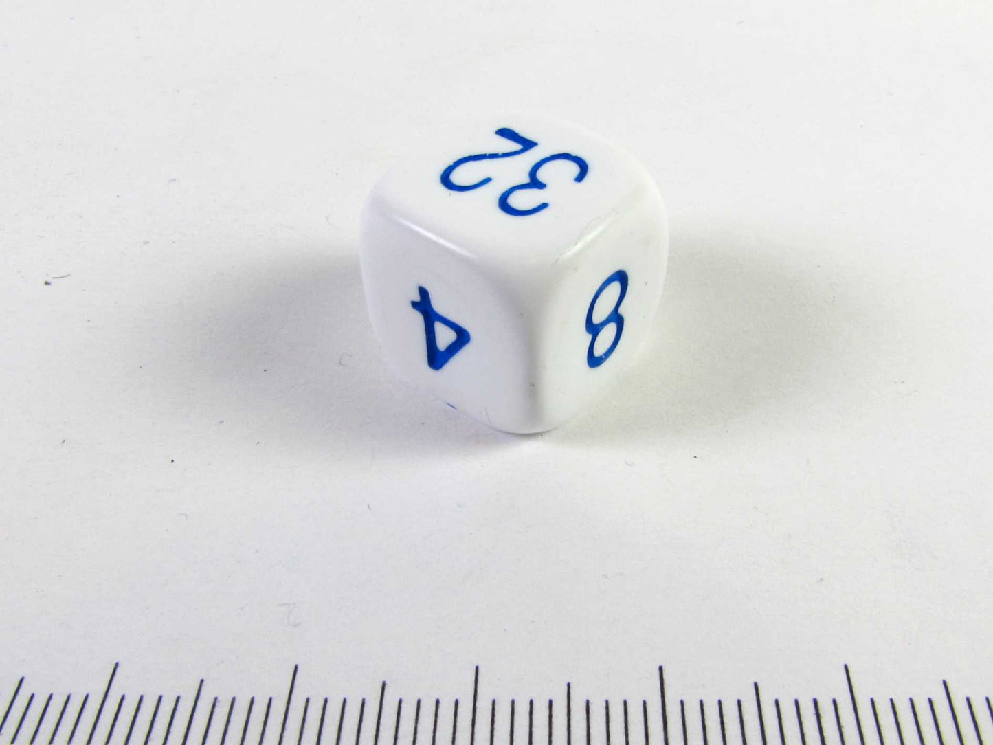 Backgammon doubling cube, wit met blauwe cijfers