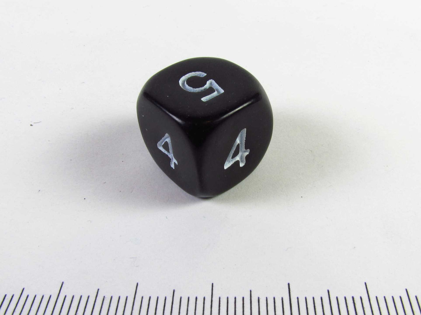 Averaging dice, zwart met witte cijfers